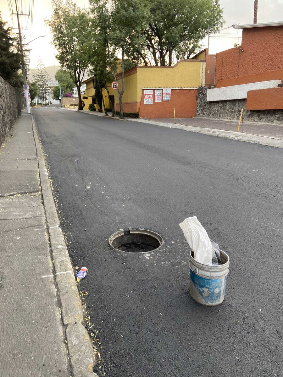 SOS 🆘 @ALaMagdalenaC @Luis_GQM ESTÁ DESTAPADA UNA COLADERA FRENTE AL 1525 DE AV SAN JERÓNIMO, LA TAPA ESTÁ AL FONDO, LOS VECINOS PUSIMOS ESA CUBETA PERO ESTÁ SÚPER PELIGROSO ⚠️ URGE Q VENGAN!! 🆘 @azelarobinson