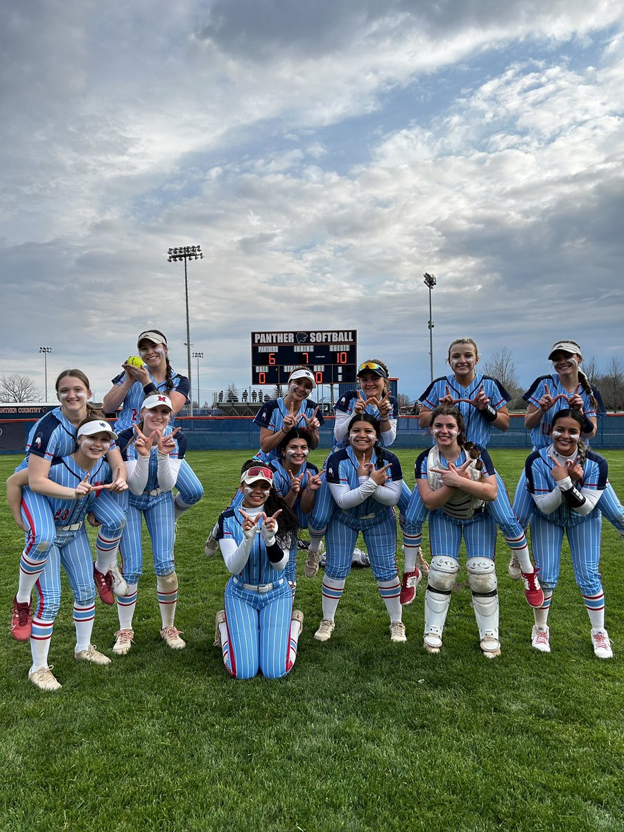 The Blackhawks defeat Oswego with a final score of 10-6!

@katelynserafin in the ⭕️ with 8 K, 0 BB, and the W
Ionicca Rivera 3-4 3 RBI, 2 R, HBP
@SaraTarr2025 2-3, 2B, 💣, 4 R, 2 BB