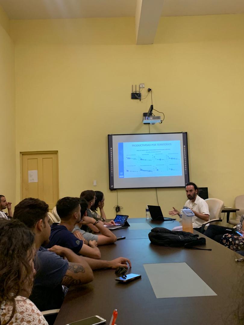 El Dr Felipe Correa, coordinador de la Escuela Latinoamericana de Estudios de Desarrollo, perteneciente a la CEPAL, dialogó esta tarde en nuestra @UdeLaHabana con estudiantes y profesores de la Facultad de Economía y con investigadores del Centro de Estudios de la Economía Cubana