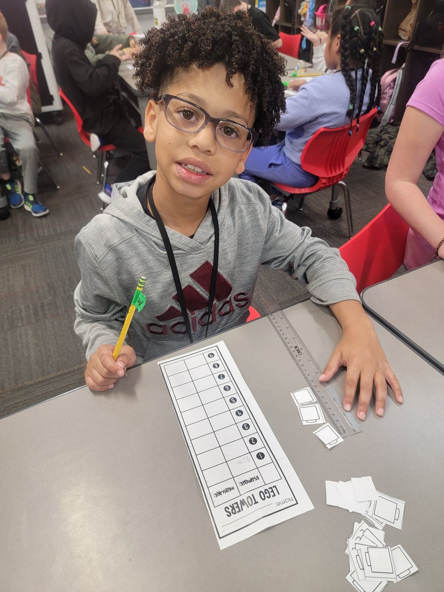 2ndGrade4Ever's tweet photo. Estimating and measuring with a ruler. #NCExcels https://t.co/mpOLroROXA