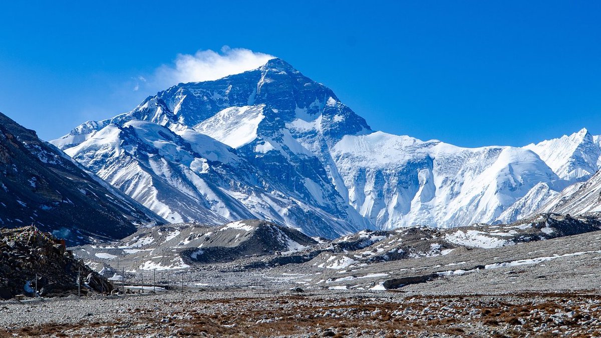 「ヒマラヤ山脈」の名前は、サンスクリットで「雪の住処」という意味です。雪 (hima) と住処 (ālaya) という要素で成り立っています。 雪 (hima) の方はラテン語の「冬 (hiems)」や、英語の「冬眠 (hibernation)」と同じ語源にさかのぼれます。