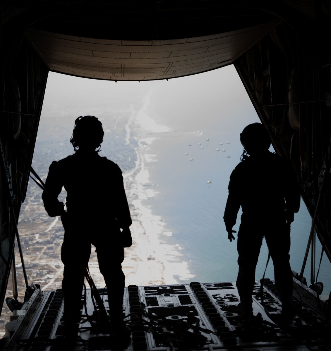 #AFCENT HC-130J Combat King IIs airdropped Jordanian provided humanitarian aid into #Gaza.
This was the 29th combined #airdrop mission since March 2 the U.S. has conducted to support civilian populations on the ground in Gaza.
@USEmbassyJordan | @DeptofDefense | @usairforce