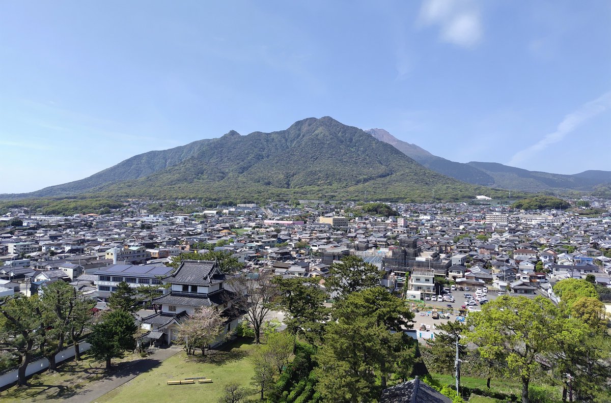 こちらは島原城天守閣より山方の眺望 眉山がとても綺麗に見えます 江戸時代の島原大火で眉山の左側は大きく形を変えたそうです #島原　#長崎　#雲仙　#城巡り