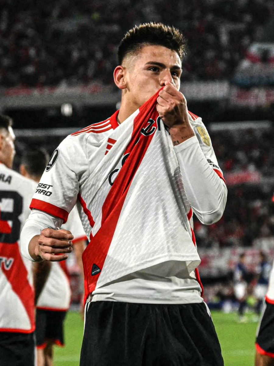 🔝 Claudio Echeverri en su PRIMERA TITULARIDAD por Copa Libertadores con River: ◉ 75 minutos en cancha ◉ 1 gol. ◉ 4/4 duelos ganados. ◉ 2/2 gambetas exitosas. ◉ 24/28 pases precisos. 😈 EL DIABLITO.