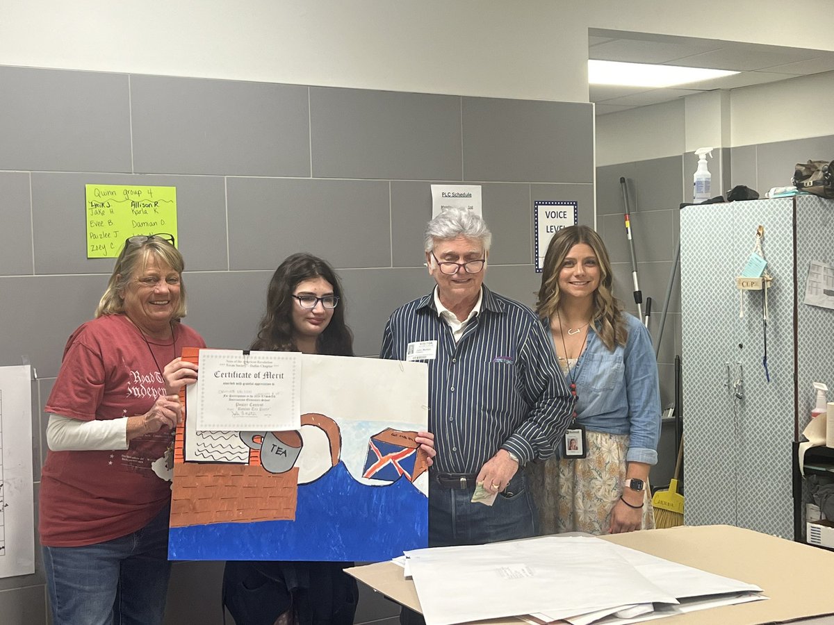 Thank you to the 🇺🇸 Sons of the American Revolution 🇺🇸 for celebrating our @CLP_Elementary 5th Graders today and their Poster Contest! Congratulations to Ms. Quinn for winning the History Award! Thank you to @GayleKidd14 for all your support! We are so proud of our learners! 💛💙