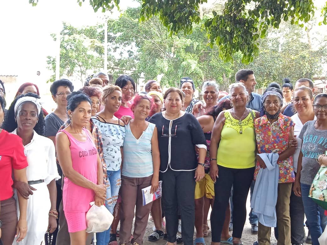 Intercambió con las familias de la comunidad El Guayabal en el municipio San José en #Mayabeque @TeresaBoue Secretaria General de la @FMC_Cuba #MujeresEnRevolución #GenteQueSuma @DiazCanelB @DrRobertoMOjeda
