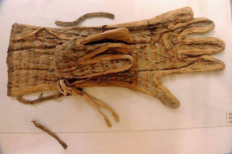 Tutankhamun's Linen Gloves (1342-1324 BC) As Egypt is a warm country, these gloves were probably used while riding. Found in the tomb of Tutankhamun (KV62), Valley of the Kings, West Thebes, Egypt. Egyptian Museum, Cairo #archaeohistories