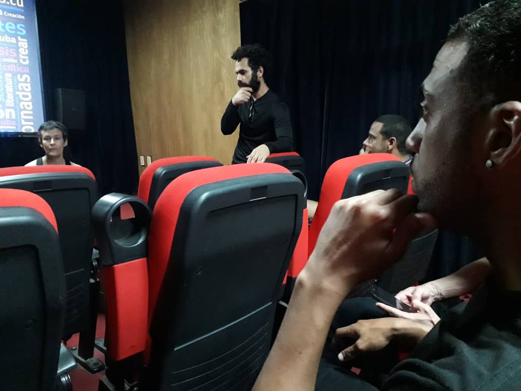 La actriz Lola Amores y la directora Patricia Ramos intercambiaron con jóvenes hoy en la Sala Alfredo Guevara,del Pabellón #Cuba,sobre la filmación de 'Una noche con los Rolling Stones', filme que se estrena por estos días en los principales cines del país #AlmaAHS, #ElArteNosUne