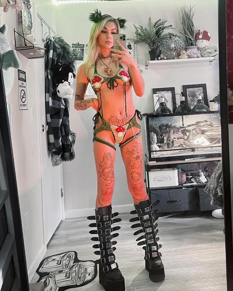 PyxieDragonn's tweet photo. This set 😍🍄 purely purrfection tbh. 
This is in my top picks for fav fits now 💁🏼‍♀️ 
#mushrooms #edm https://t.co/YOBo7pltUg