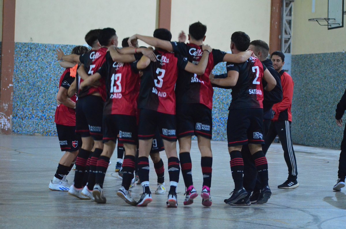 FutsalNewells's tweet photo. #ARF | ¡𝗚𝗔𝗡𝗢𝗢𝗢𝗢𝗢𝗢𝗢𝗢𝗢𝗢𝗢𝗢𝗢 #𝗡𝗘𝗪𝗘𝗟𝗟𝗦! ❤️🖤

De visitante, el Rojinegro derrotó 4-2 a su clásico rival con goles de Arpe, Martínez, Oliva y Maglier 👏🏻

¡Vamos vamos los pibes! 🔥 https://t.co/rQGJcCif1e