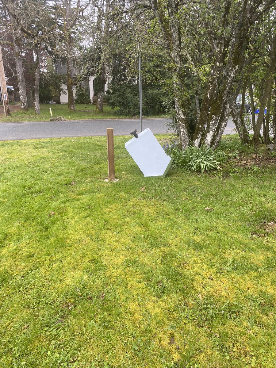 ViewmontLFL's tweet photo. Oooooops #yyj #LFL https://t.co/N4QqA7hylF