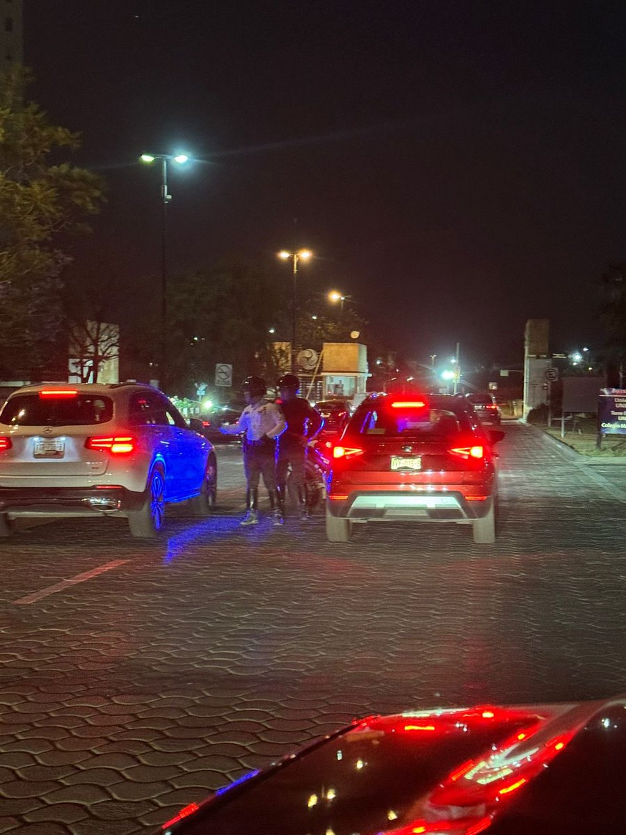 Policías de tránsito de #sanandrescholula deteniendo en tránsito para entrar a lomas de Angelópolis 2 al querer detener a un vehículo. @JCarlos_Valerio @carlosmartinh