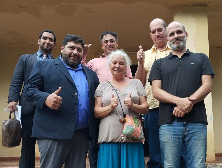 POSTAL DEL DÍA | 🇵🇾📸 🔹La abuelita de 62 años que estuvo en un calabozo por más de un día por tener dos 'matitas' de marihuana en su balcón, para uso medicinal, fue liberada esta tarde. 🔹Marianne Rita Baumann, ciudadana suiza, recibió el apoyo de abogados y activistas por la…