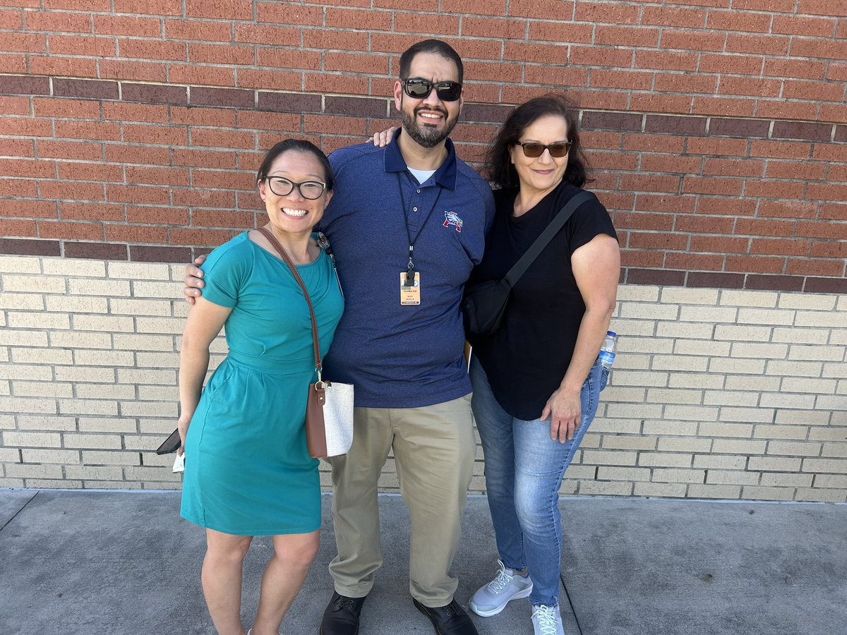 What a beautiful day for an after school publishing party! Check out these proud leopard kinder parents! @kteachlse