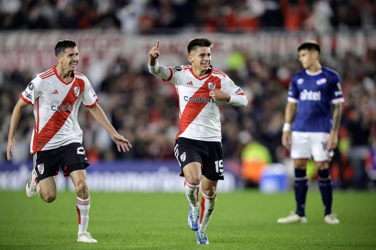 infobae's tweet photo. Con goles del Diablito Echeverri y Colidio, River Plate venció 2-0 a Nacional y lidera el Grupo H de la Copa Libertadores https://t.co/nXEpDGscUA https://t.co/a8JVhZuhVK
