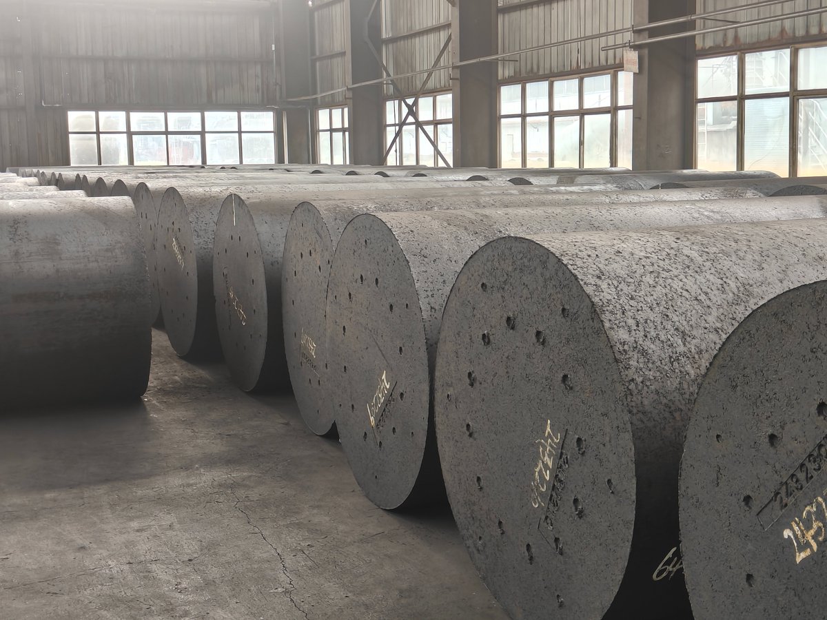 wenjiel60854689's tweet image. 🌟 Discover the heart of our production process for graphite crucibles and #carbongraphite electrodes! 🛠️ Our state-of-the-art facility combines cutting-edge technology with skilled craftsmanship to produce high-quality products for diverse applications. #GraphiteProduction