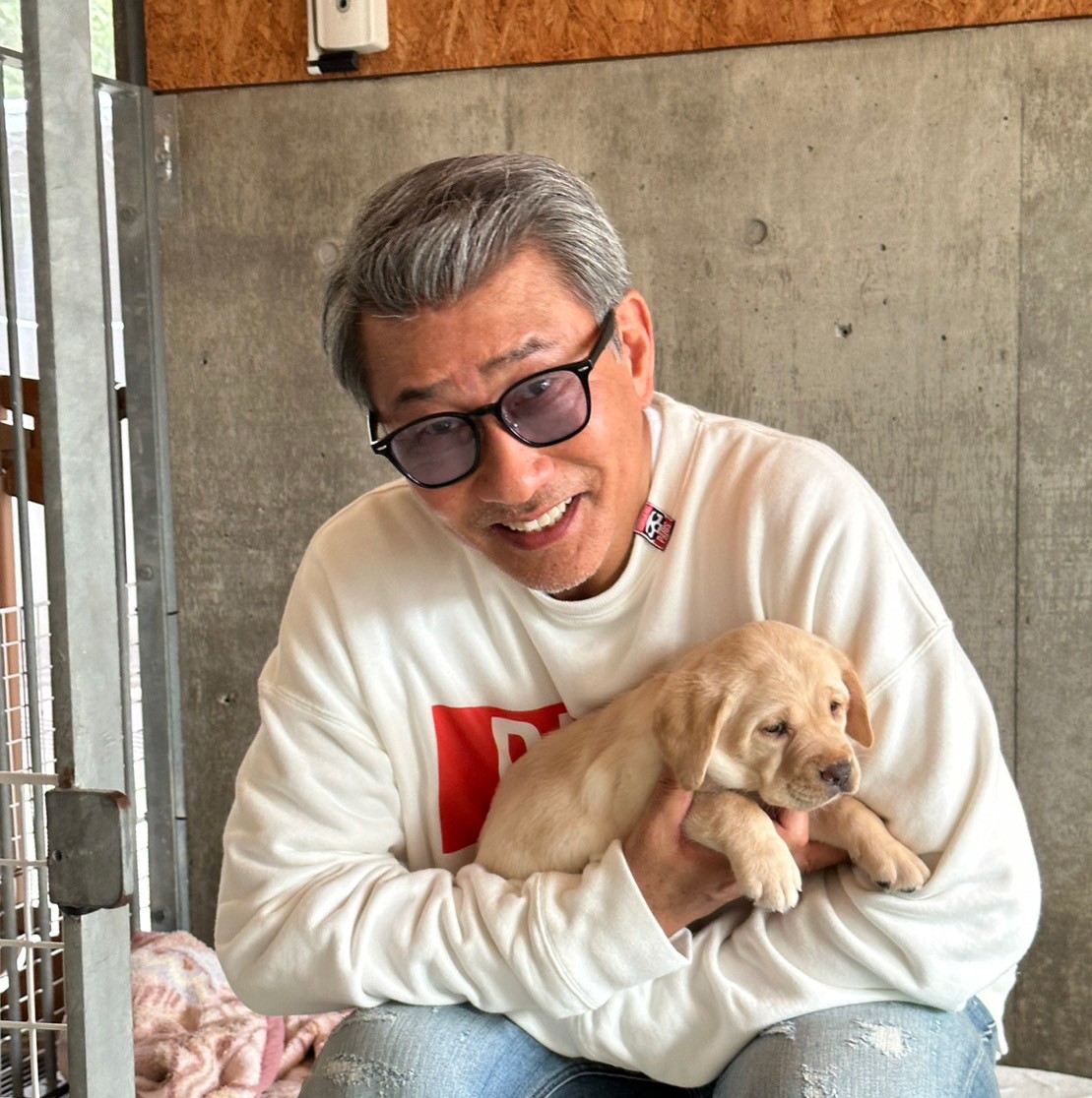 🌸中井貴一さんから応援メッセージをいただきました🌸
2023年9月、俳優の中井貴一さんが「富士ハーネス」を訪ね、犬たちと対面。「人と犬との絆」についてお話しくださいました！
＃中井貴一 ＃盲導犬 ＃日本盲導犬協会

moudouken.net/message/nakai_…