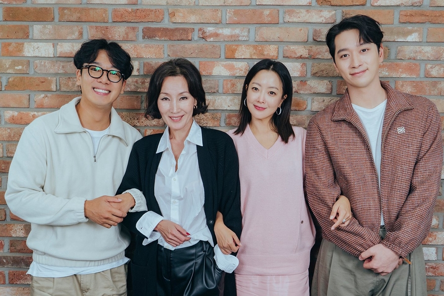 #KimHeeSun, #LeeHyeYoung, #KimNamHee, #Chansung, And More Impress At Script Reading For Upcoming Drama
soompi.com/article/165436…