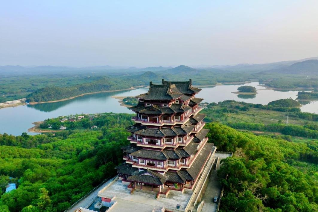 #DanzhouPhotoSpots Here’s Dan Yang Tower Forest Park. ☀️ The architecture was inspired by the style of Song Dynasty. With its the 57-meter building, the park houses #museums, historical exhibition halls, chess training bases, Chinese paintings and calligraphy rooms, and more.