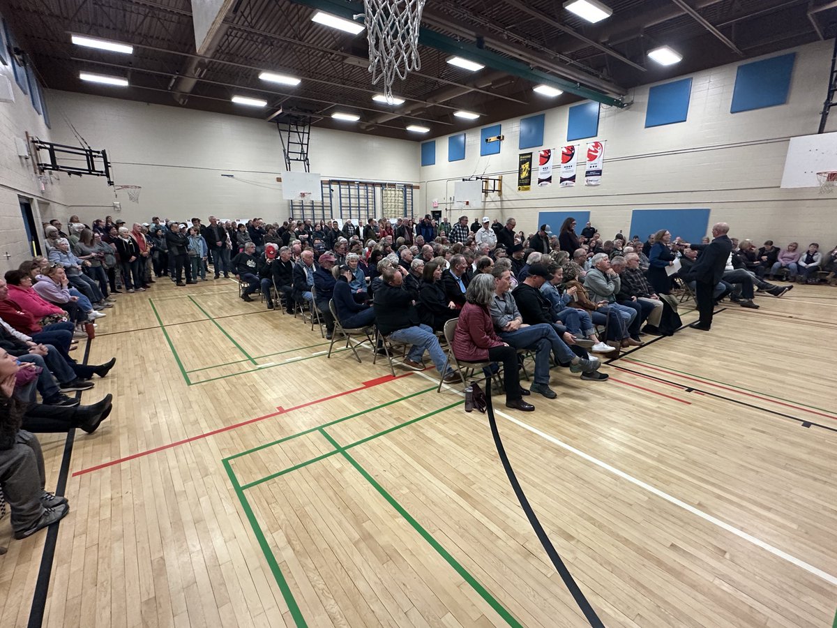 It was standing room only for a town hall being held at the Midnapore School by Ward 14 Coun. Peter Demong. In a show of hands…few, if any expressed support for citywide rezoning. (estimated 250-300 crowd) #yyc #yyccc #calgary