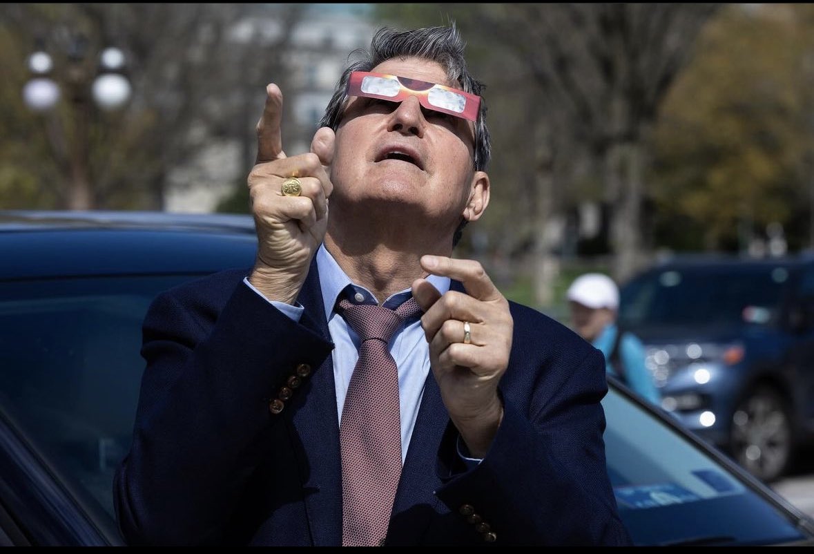 Never forgetting that we could have had paid leave, childcare & $ for HCBS

But this guy was too busy staring directly at the sun instead of looking in the mirror 👀

@Sen_JoeManchin