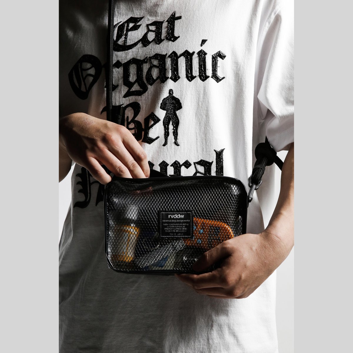 【NEW】「CAGE CLEAR SHOULDER BAG」 金網状のメッシュがMMAのケージを彷彿させるポーチサイズのクリヤーバッグ。中身が見えるのでショルダー掛けで「あえて見せる」楽しみから、バックインバック使いとして小物の整理にも便利な2WAY。rvddw.com/SHOP/rv24ss702… #rvddw