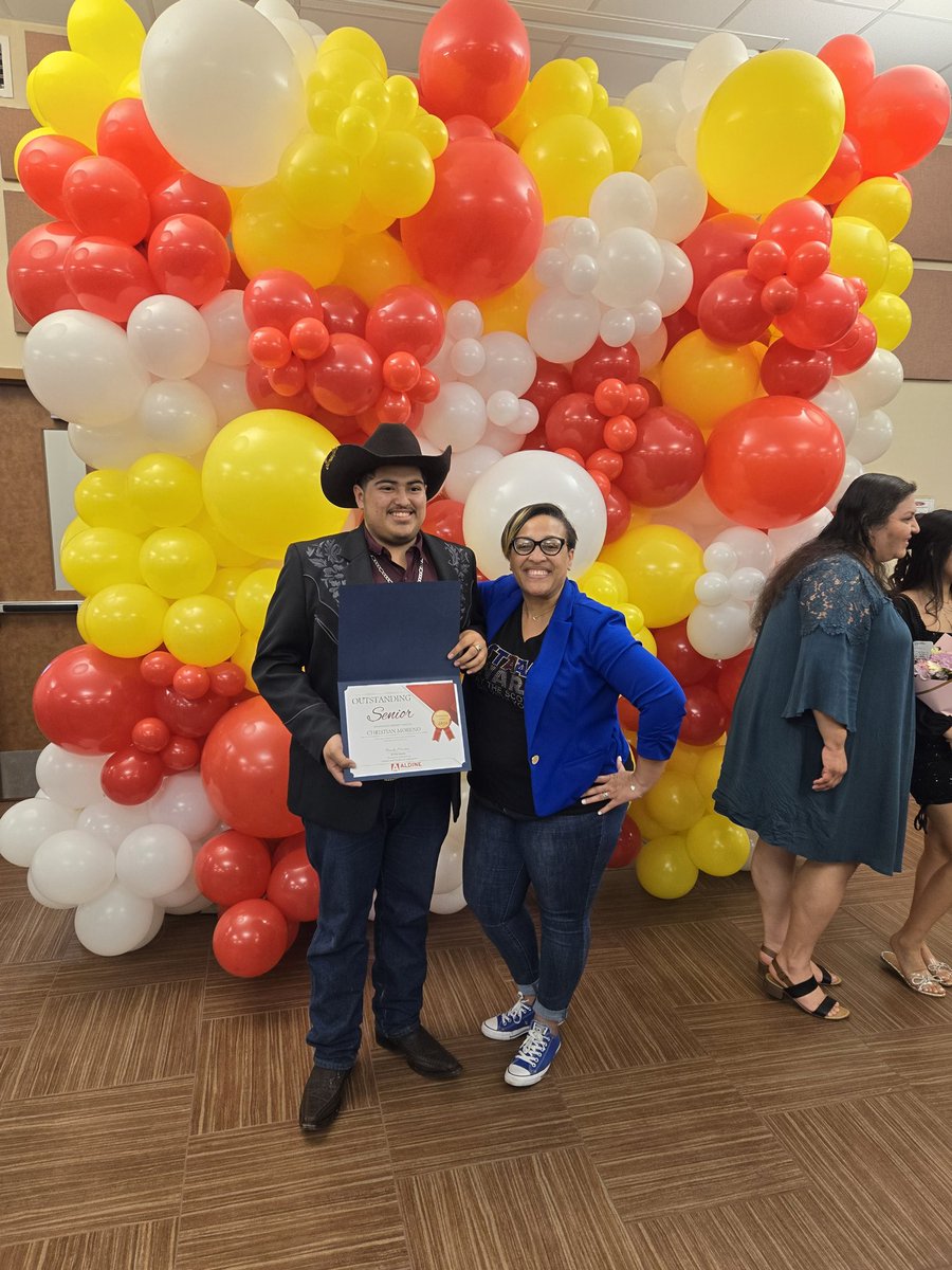 SNikkiVaughan's tweet photo. Proud AP - especially when they asked me for a 📸 as if I don't get on their nerves with my signature phrases🤣 *walk with a purpose* *walk and talk* *keep it moving* But, I love our Ss! CTE Outstanding Senior Awards! #MyAldine https://t.co/yVJoJQH91E