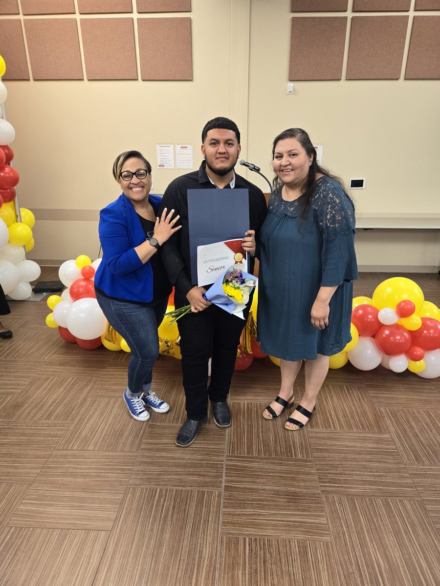 SNikkiVaughan's tweet photo. Proud AP - especially when they asked me for a 📸 as if I don't get on their nerves with my signature phrases🤣 *walk with a purpose* *walk and talk* *keep it moving* But, I love our Ss! CTE Outstanding Senior Awards! #MyAldine https://t.co/yVJoJQH91E