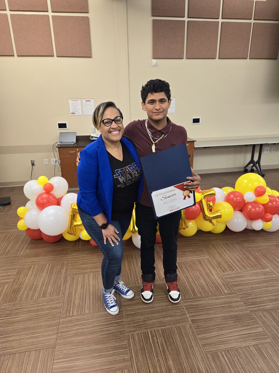 SNikkiVaughan's tweet photo. Proud AP - especially when they asked me for a 📸 as if I don't get on their nerves with my signature phrases🤣 *walk with a purpose* *walk and talk* *keep it moving* But, I love our Ss! CTE Outstanding Senior Awards! #MyAldine https://t.co/yVJoJQH91E