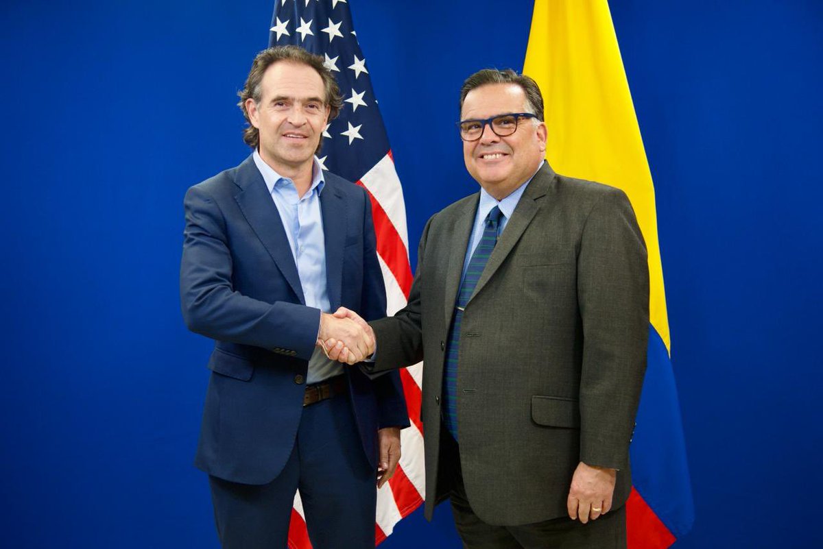 Llegando a Medellín luego de una muy buena jornada de trabajo todo el día en Bogotá. El trabajo en equipo es fundamental para los grandes logros. Por una sociedad unida que cuide a nuestra niñez. Gracias Embajador Francisco Palmieri por tu compromiso y apoyo. @USEmbassyBogota…