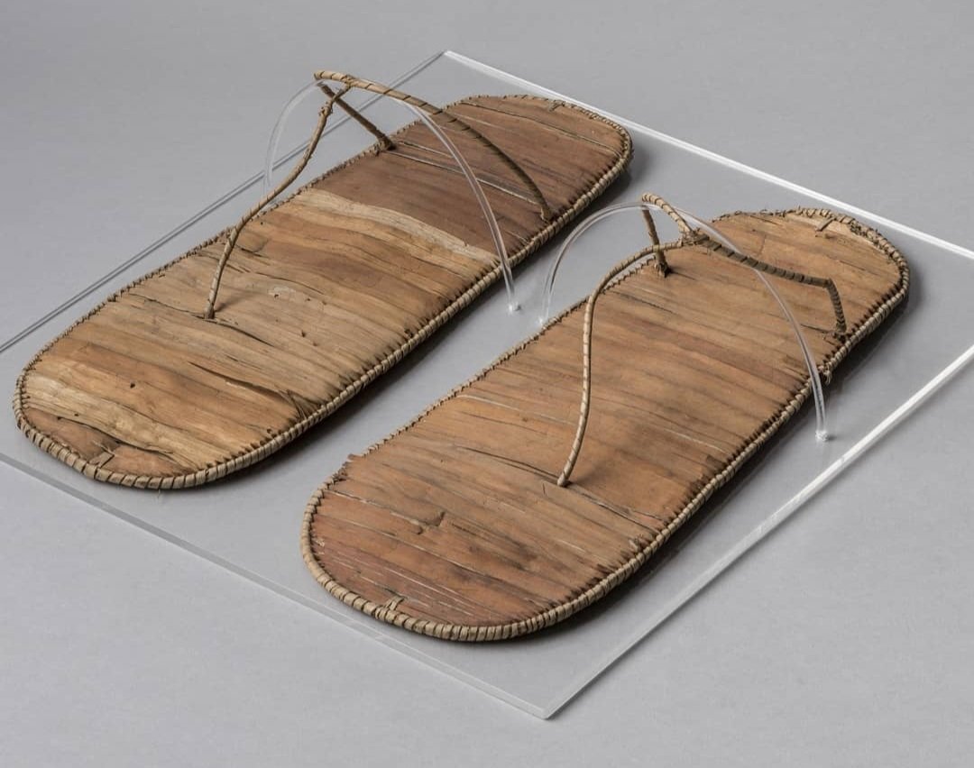 Pair of thong sandals 🇪🇬

Archaeological Site: Egypt, Luxor, Deir el-Medina.

Material: Vegetable fibers.

Period: New Kingdom, 1539–1076 BC.

Present Location: Egyptian Museum, Turin.

#ancientegypt