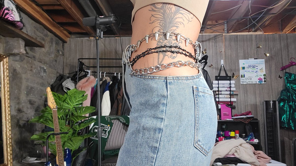 EvillilCreature's tweet photo. Fixed some thrifted pants with old necklaces today on stream. https://t.co/62Gf9iC2pk