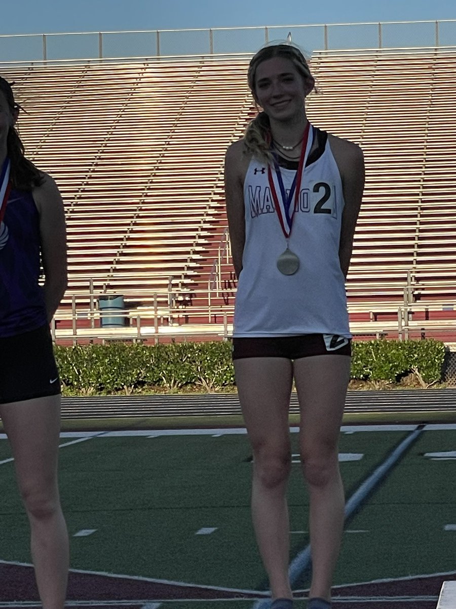 Advancing to the regional in the 1600m run. @PhillipSophia48 🥈