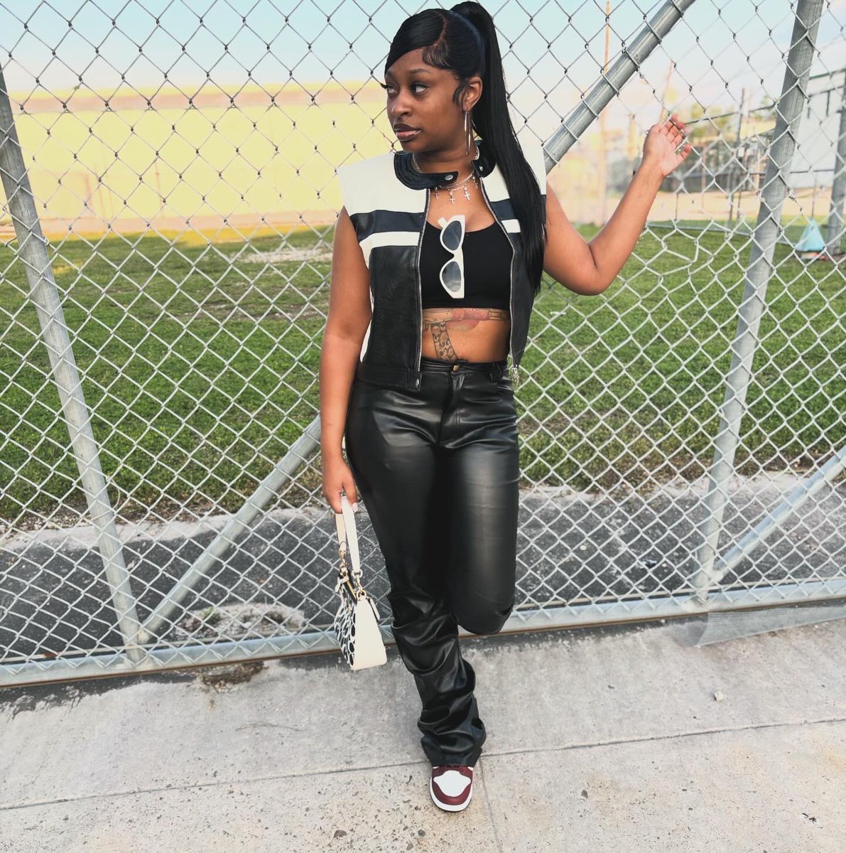 _Far4RMperfect's tweet photo. Girl you pretty with no makeuuppp 🥰 @YungMiami305 https://t.co/m3054fXSG2