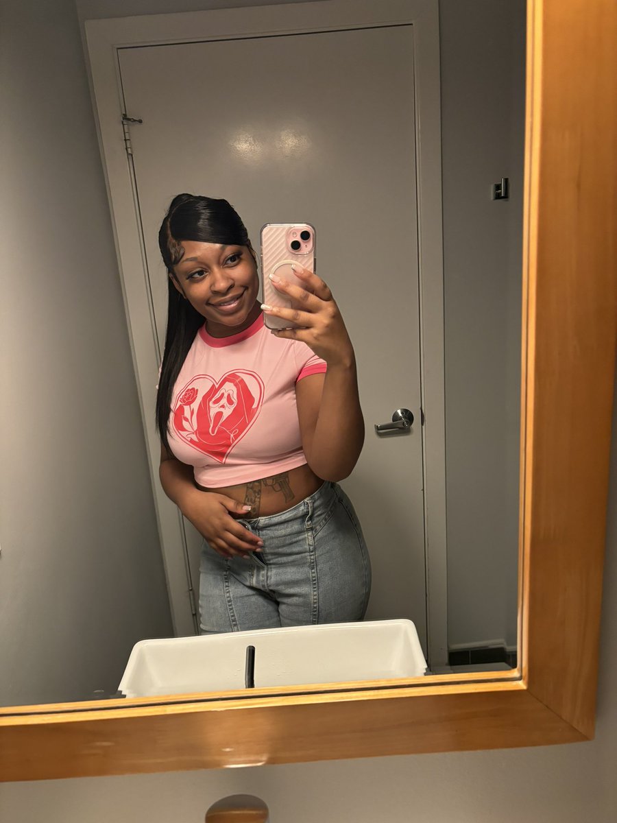 _Far4RMperfect's tweet photo. Girl you pretty with no makeuuppp 🥰 @YungMiami305 https://t.co/m3054fXSG2