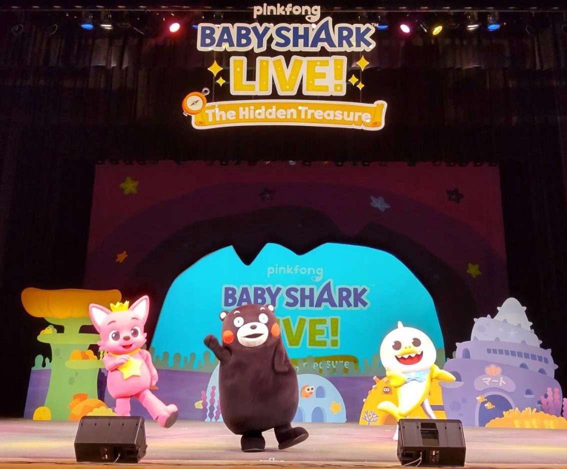 大宮で開催された「BABY SHARK LIVE！-The Hidden Treasure-」に行ってきたモン！ベイビーシャークとピンキッツと一緒にハッピーば探して、くまモンポーズばバッチリきめたモン☆トゥルルルル！沢山のお友だちも一緒に盛り上がってくれてサンくま～！