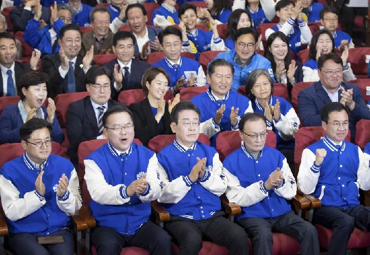 Disgruntled South Korean voters turned to opposition Democratic Party in parliamentary elections as calls mounted to pass judgment on the government of President Yoon Suk-yeol amid rising worry about economic downturn and lopsided diplomacy xhtxs.cn/SyO