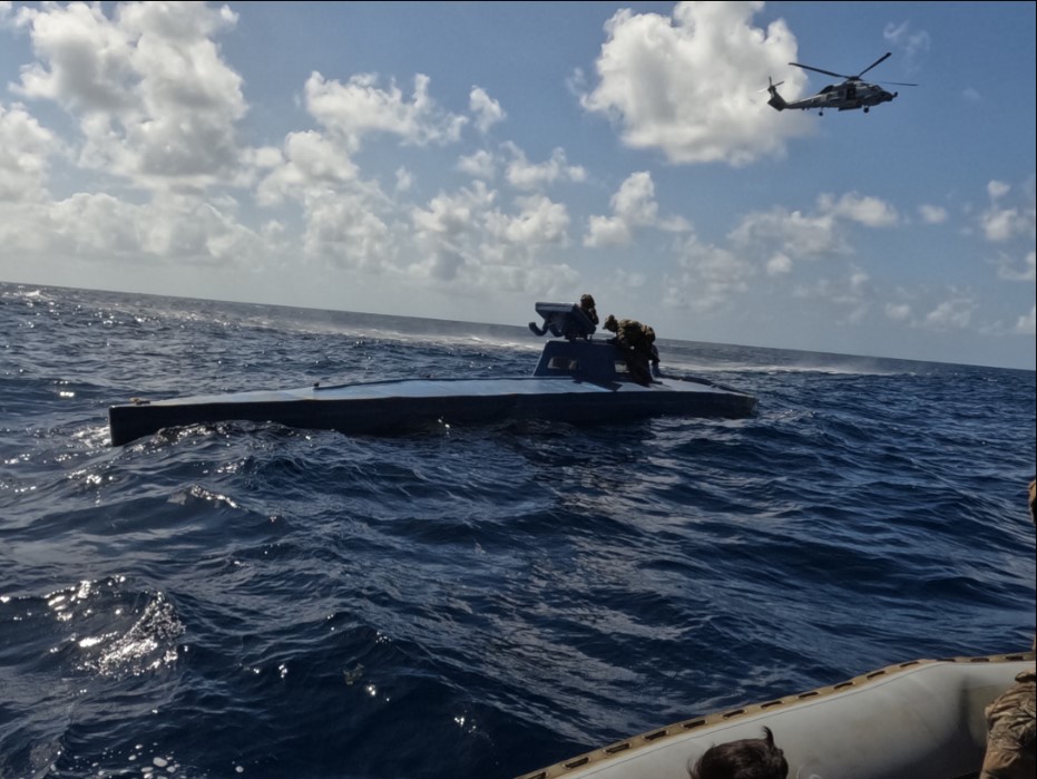 USS Leyte Gulf and USCG LEDET strike again! 🚢 On patrol in @Southcom, they intercepted a drug smuggling vessel, seizing 2,370 kg of cocaine. With HSM 50's support, they detained the crew and sank the vessel. Another win for maritime security ➡ spr.ly/6012wWArQ