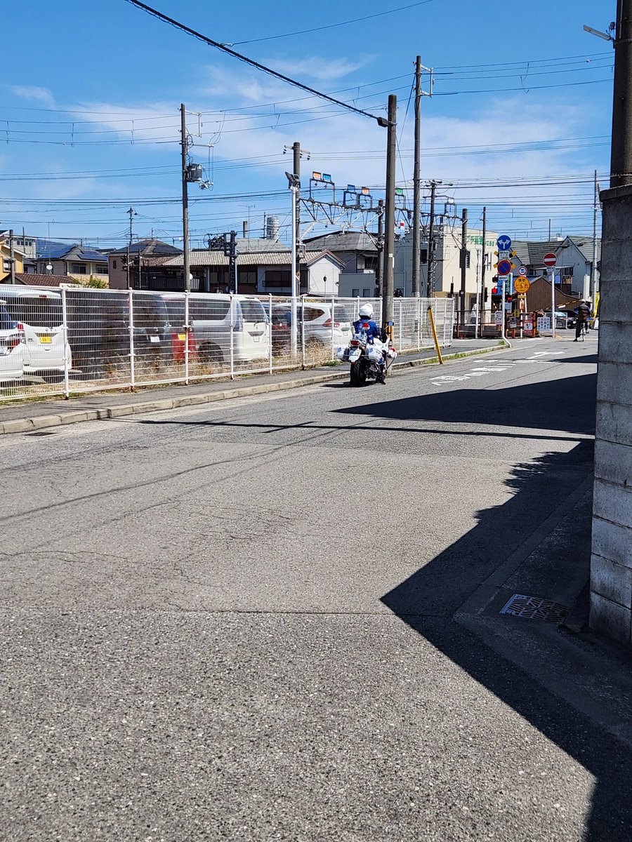 和歌山県のドライバーへ
和歌山駅～紀伊中ノ島駅の踏切のコーナン側に白バイが隠れてます。
#和歌山県