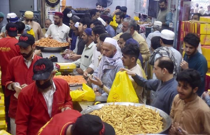 Pakistanis enjoy leisure time during Eid al-Fitr holidays #AsiaAlbum xhtxs.cn/SyK