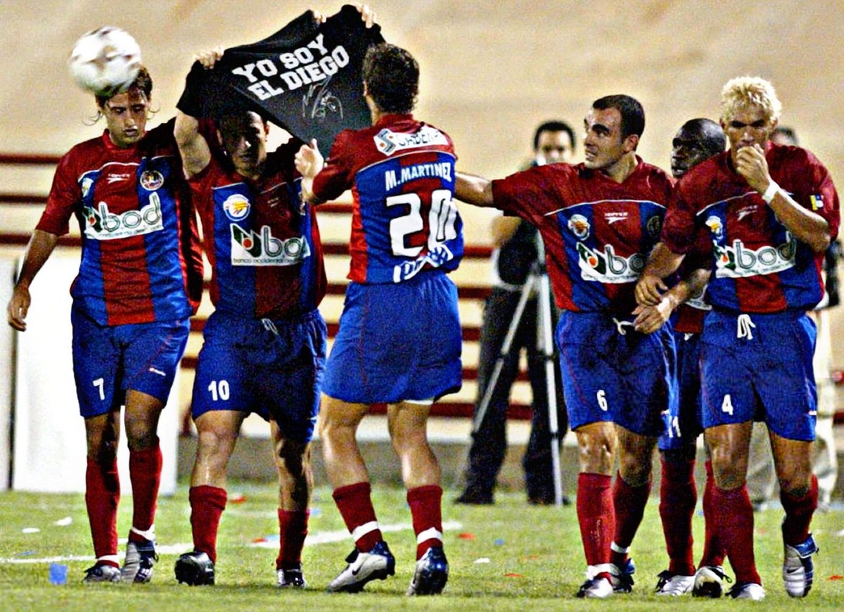 TBT: UNIÓN ATLÉTICO MARACAIBO 🇻🇪 ❤️💙❤️💙, Ese día goleaba 4-2 a Vélez Sarfield 🇦🇷 en el Pachencho Romero, plantillas que sacaban la cara y SI a un equipo argentino lo goleaba en casa... Ahorita pareciera imposible ganar un partido, menos golear a un argentino o a un brasileño