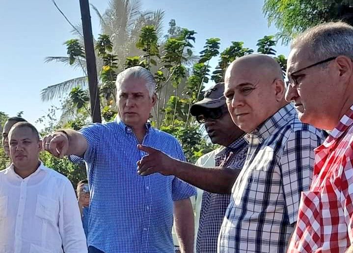 Nuestro presidente @DiazCanelB visitó la Granja de Ceba América donde se ejecuta un amplio proceso inversionista para estabilizar la ceba de peces y la siembra de alevines. #UnidosXCuba #SantiagoDeCuba
