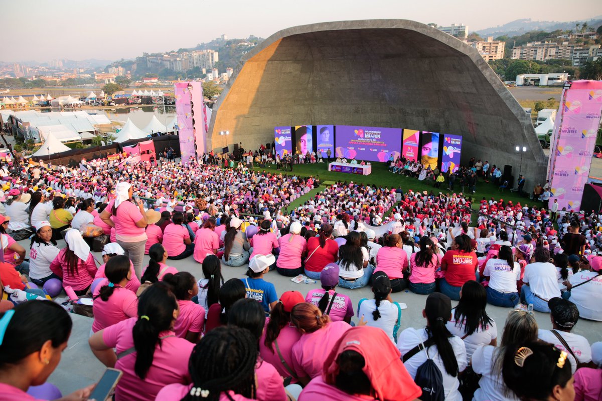 Ha nacido el poderoso Gran Movimiento de Movimientos 'Josefa Joaquina Sánchez', integrado por más de 500 lideresas de las organizaciones sociales de mujeres de todo el territorio nacional. Junto al Pdte. @NicolasMaduro seguiremos trabajando para garantizar la atención y el…