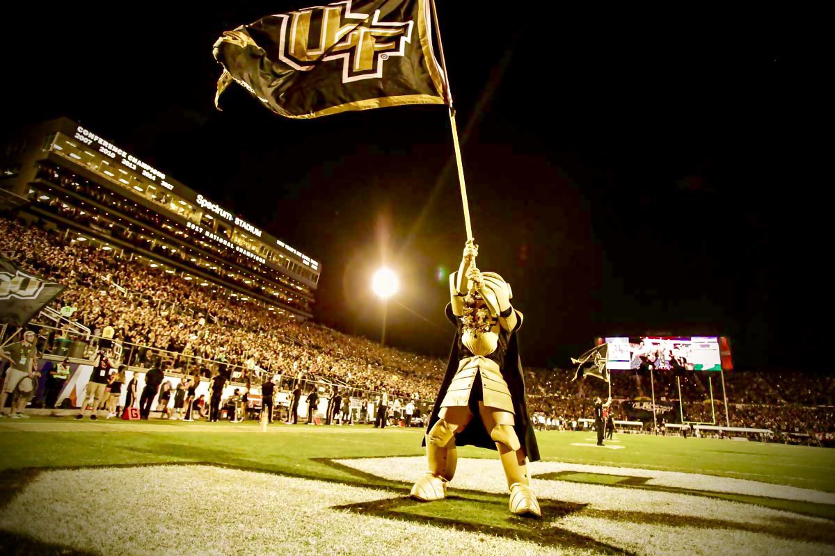 @izayia_williams @UCF_Football #HOMETOWNHERO #GKCO ⚔️⚔️⚔️⚔️