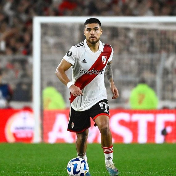 Este señor apodado el Bombero, no solo fue esta noche el mejor de la cancha, sino que es el jugador de River de más alto nivel en forma regular en lo que va del 2024. Hace todo bien. Lo de Paulo César Díaz Huincales es brillante.