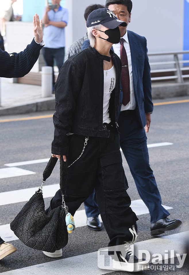 soongyu's tweet image. look at how cool hoshi is with his diesel bag and tamtam doll keychain 🐯😎