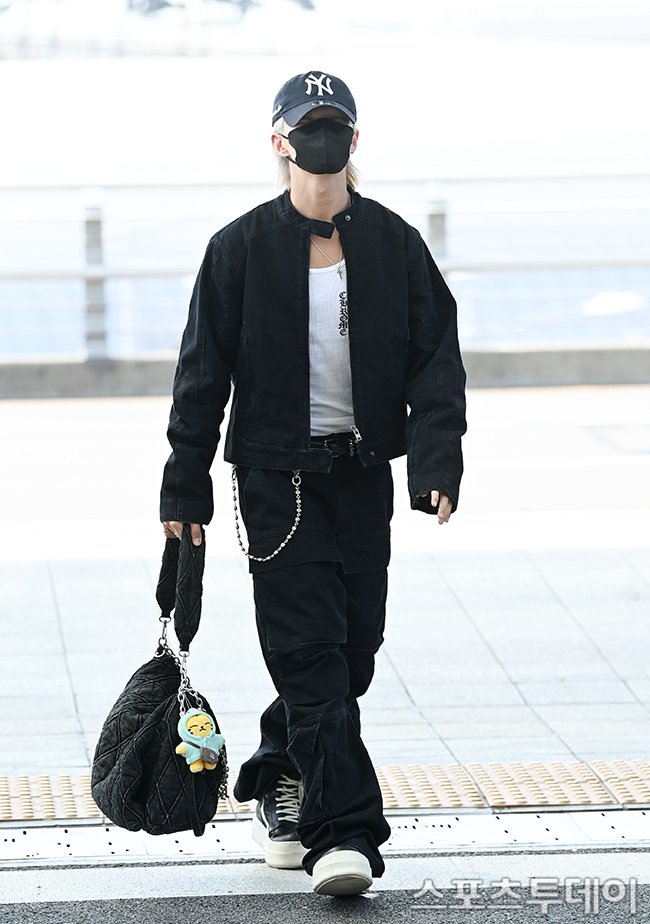 soongyu's tweet image. look at how cool hoshi is with his diesel bag and tamtam doll keychain 🐯😎