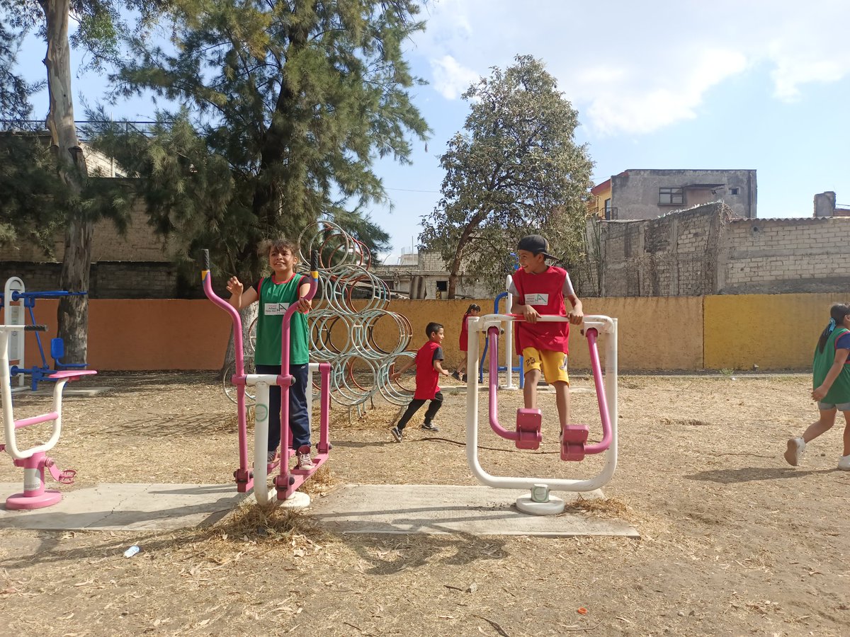 #SemáforoDeportivo  Hoy en el Parque Prof. Tomás Gutiérrez en Santa María Aztahuacan, en Alcaldía Iztapalapa, gracias  @FAHHdeporte  @Martin01969019  por el material brindado #DiaInternacionalDelDeporte para el Desarrollo y la Paz 🕊️ #6DeAbril Se#LuzPorLaPaz 🔥