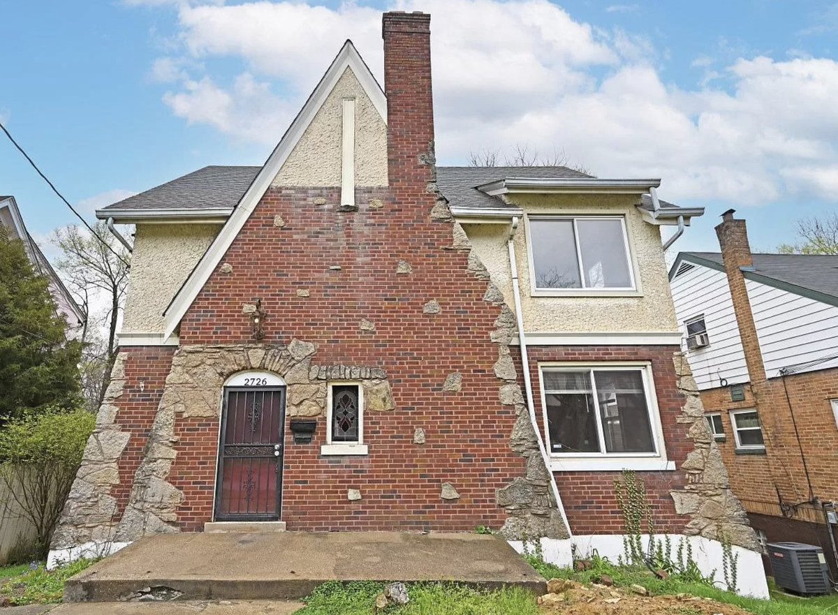 What is this architecture?? #CheapZillow in Ohio. $129.9K. zillow.com/homedetails/27…