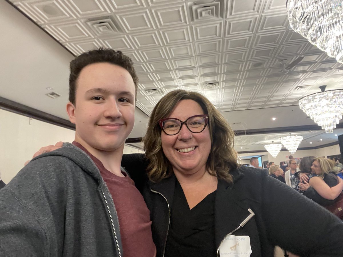 MsEIljo's tweet image. Marathon day but a great day! 8th graders rocked the PSAT, celebrated our WCS Teachers of the Year and ran into a former student who is now officially taller then me! 🏃🏻‍♀️‍➡️🙇🏻‍♀️✍🏼👊🏻99%👏🏻👩🏻‍💻🍎🥇🎉
#DoodleSheetCracksMeUp #SoManyGreatTeachers #KeepGrowingAndLearning